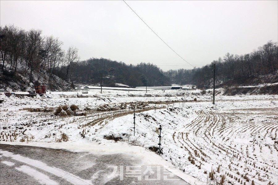 강 목사는 15년째 인적이 드문 값싼 토지를 빌려 양봉과 염소 농장을 운영하며 목회를 이어가고 있다.