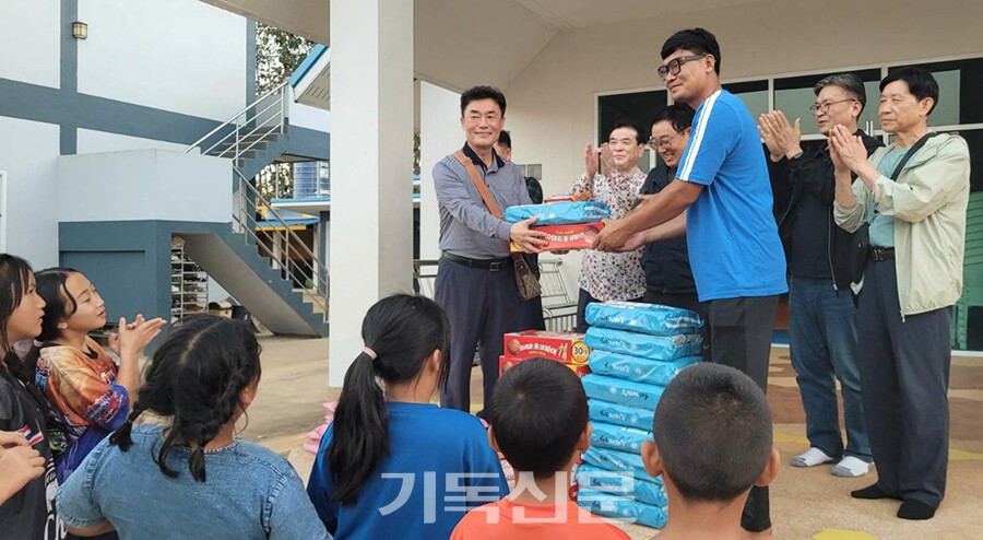 전라노회 태국 단기선교에서 참사랑벧엘교회 헌당식과 현지인들에게 선물을 전달하는 일정이 진행되고 있다.