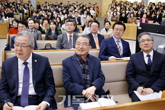 '2025 평신도 지도자 컨벤션'에서 이사장 오정호 목사와 초대 이사장을 역임한 최홍준 목사 등 칼넷 임원과 지역대표들이 주제강의를 듣고 있다.