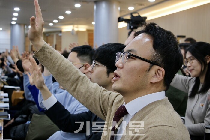 2025 평신도 지도자 컨벤션'에 참석한 소그룹 리더들이 제자훈련의 소명을 마음에 새기며 찬양과 기도를 하고 있다. 