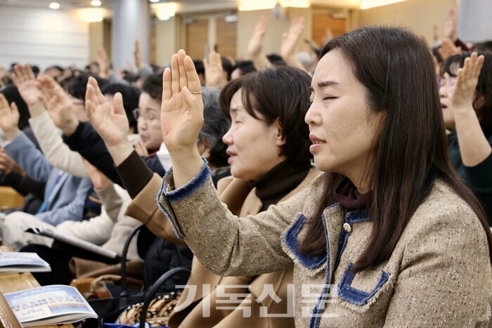 2025 평신도 지도자 컨벤션'에 참석한 소그룹 리더들이 제자훈련의 소명을 마음에 새기며 찬양과 기도를 하고 있다. 