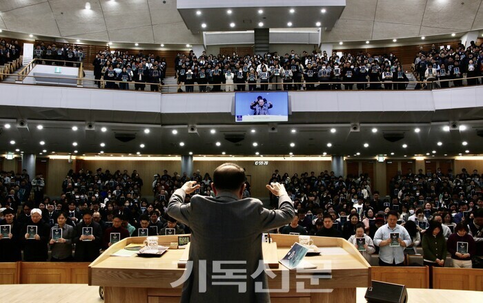 칼넷 초대 이사장을 역임한 최홍준 원로목사가 컨벤션에 참석한 목회자와 소그룹 리더들을 축복하고 있다.