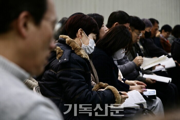 '2025 평신도 지도자 컨벤션'에서 소그룹 리더들이 선택강의를 듣고 있다.