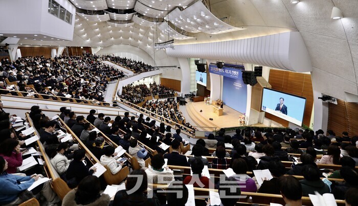 칼넷이 18일 새로남교회에서 '2025 평신도 지도자 컨벤션'을 개최했다. 코로나 팬데믹으로 7년 만에 열린 컨벤션에 제자훈련에 매진하는 목회자와 소그룹 리더 2000명이 참석했다. 참석자들이 예배에서 전국대표 김종원 목사의 말씀을 듣고 있다.  