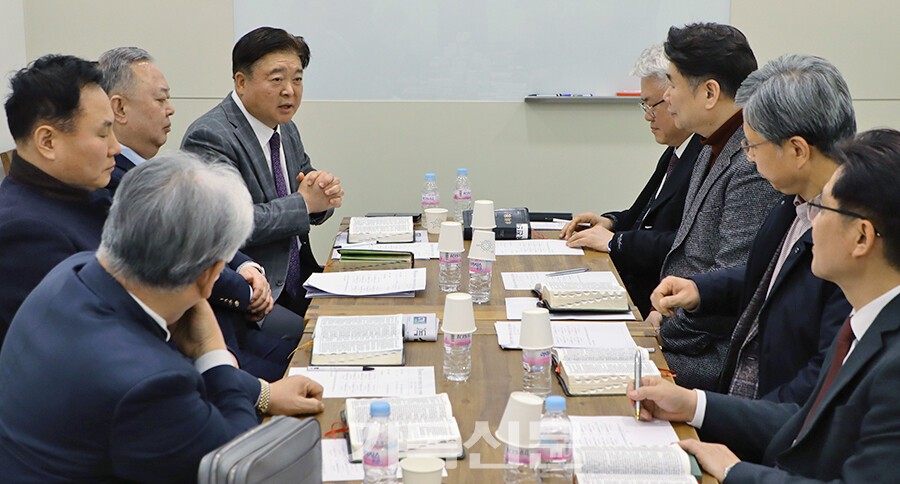 다음 회기 통합을 앞둔 면려부(왼쪽)와 학지부 임원들이 마주 앉아 서로의 사역을 소개하고 통합에 대한 양 부서의 견해를 공유하고 있다.