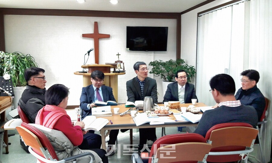 한목토 회원들은 월요일 아침이 되면 어김없이 독서토론을 한다. 책읽기가 주는 유익이 휴식보다 더 달콤하기 때문이다. 독서토론의 장은 교회일 때도 있지만 장소보다는 내용이 더 중요하기 때문이다