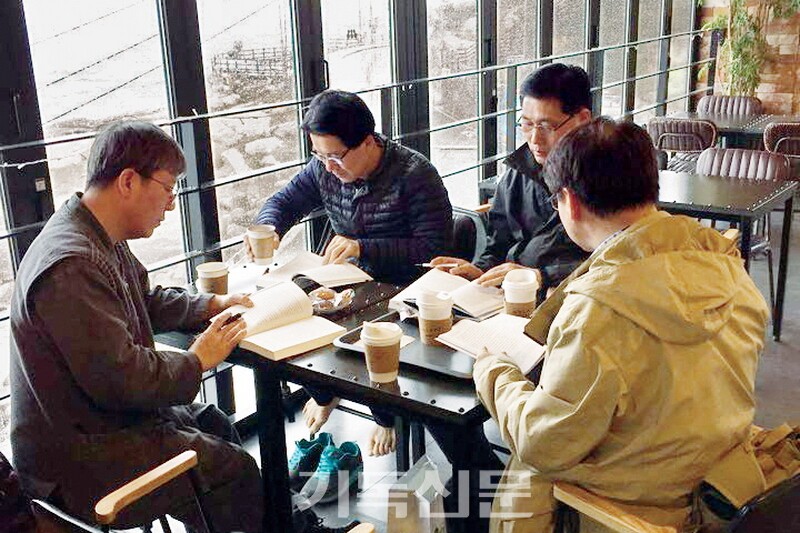 도서토론의 장은 분위기 좋은 카페가 되기도 한다