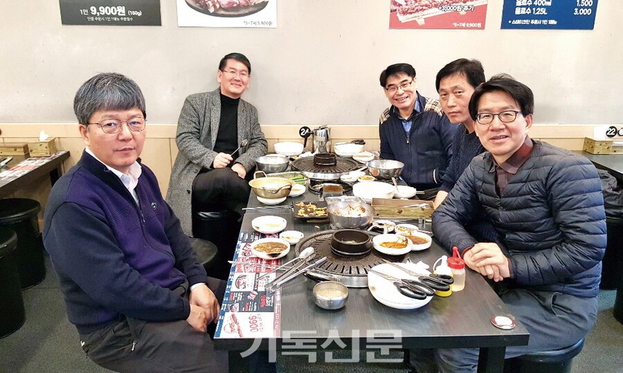 독서토론을 끝내고 함께 만찬을 즐기면서 목회 사역의 고충도 씻어 낸다