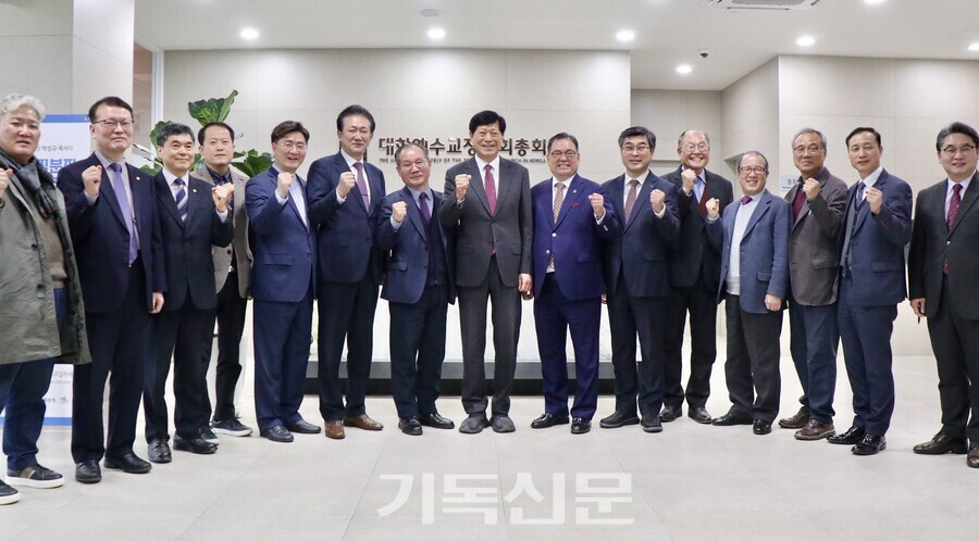 총회기념사업특별위원회와 전국주일학교연합회가 4일 총회회관에서 주일학교연합회 설립 70주년 기념사업을 논의했다. 회의 후 양 기관 임원들이 협력을 다짐하고 있다. 