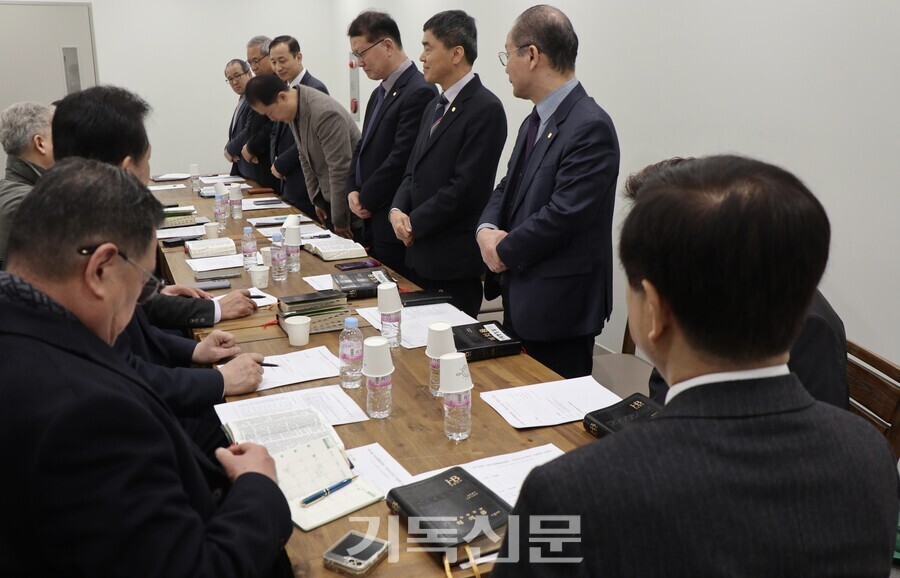 총회기념사업특별위원회와 전국주일학교연합회가 4일 총회회관에서 주일학교연합회 설립 70주년 기념사업을 논의했다. 회의에 앞서 위원회와 연합회 임원들이 인사를 하고 있다.