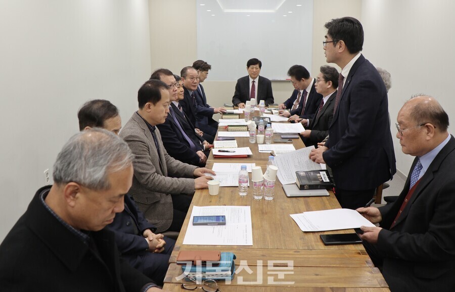 전국주일학교연합회는 주일학교 설립 70주년 기념사업 기획안과 예산안을 설명했다. 사업안에 대해 기념사업위원 이권희 목사가 질의를 하고 있다. 