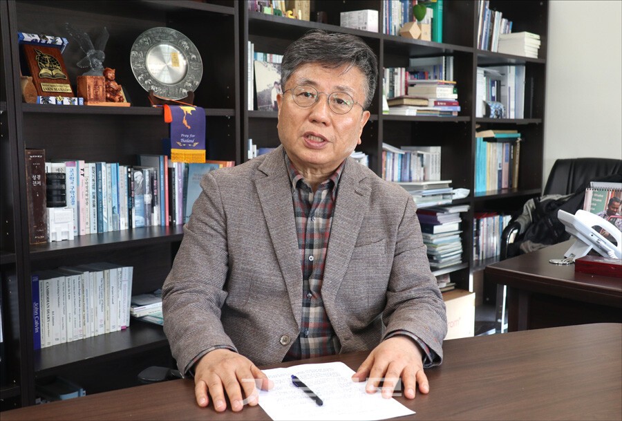 “앞으로 4년 세계선교와 한국교회 위해 헌신하겠습니다.” KWMA 본부에서 만난 강대흥 사무총장이 세계선교를 위해 힘껏 뛰겠다고 다짐하고 있다. 이날 강 사무총장은 세계선교의 흐름이 달라진 시점에서 한국교회가 현지 교회와 동역하는 겸손한 선교를 펼쳐야 한다고 수차례 강조했다.