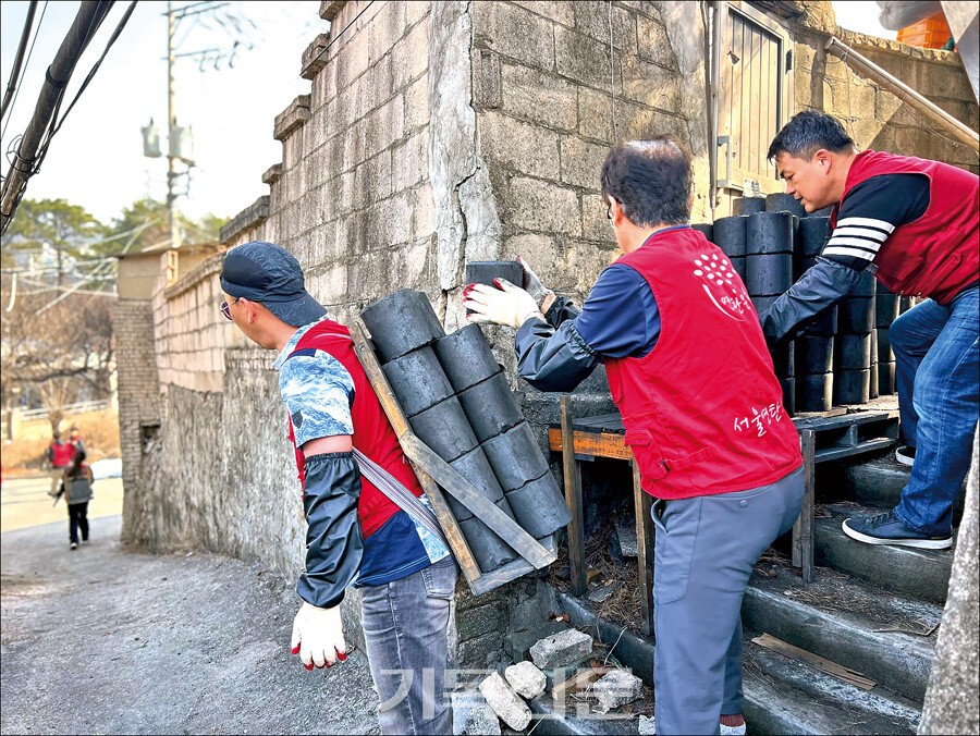 3월 22일 열린 연탄나눔행사에서 50여 명의 봉사자들이 정릉동 일대의 취약가구에 연탄을 전달하고 있다.