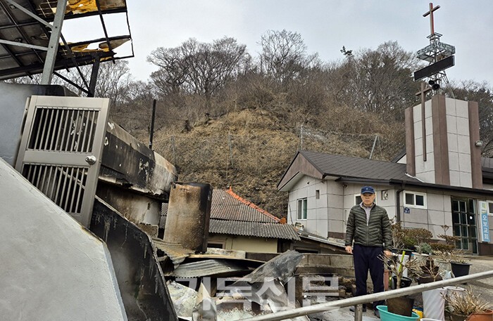 영덕 오보교회도 사택 등 많은 피해를 입었다. 오보교회 김병상 목사가 타버린 교회 상황을 보며 망연자실해 있다.