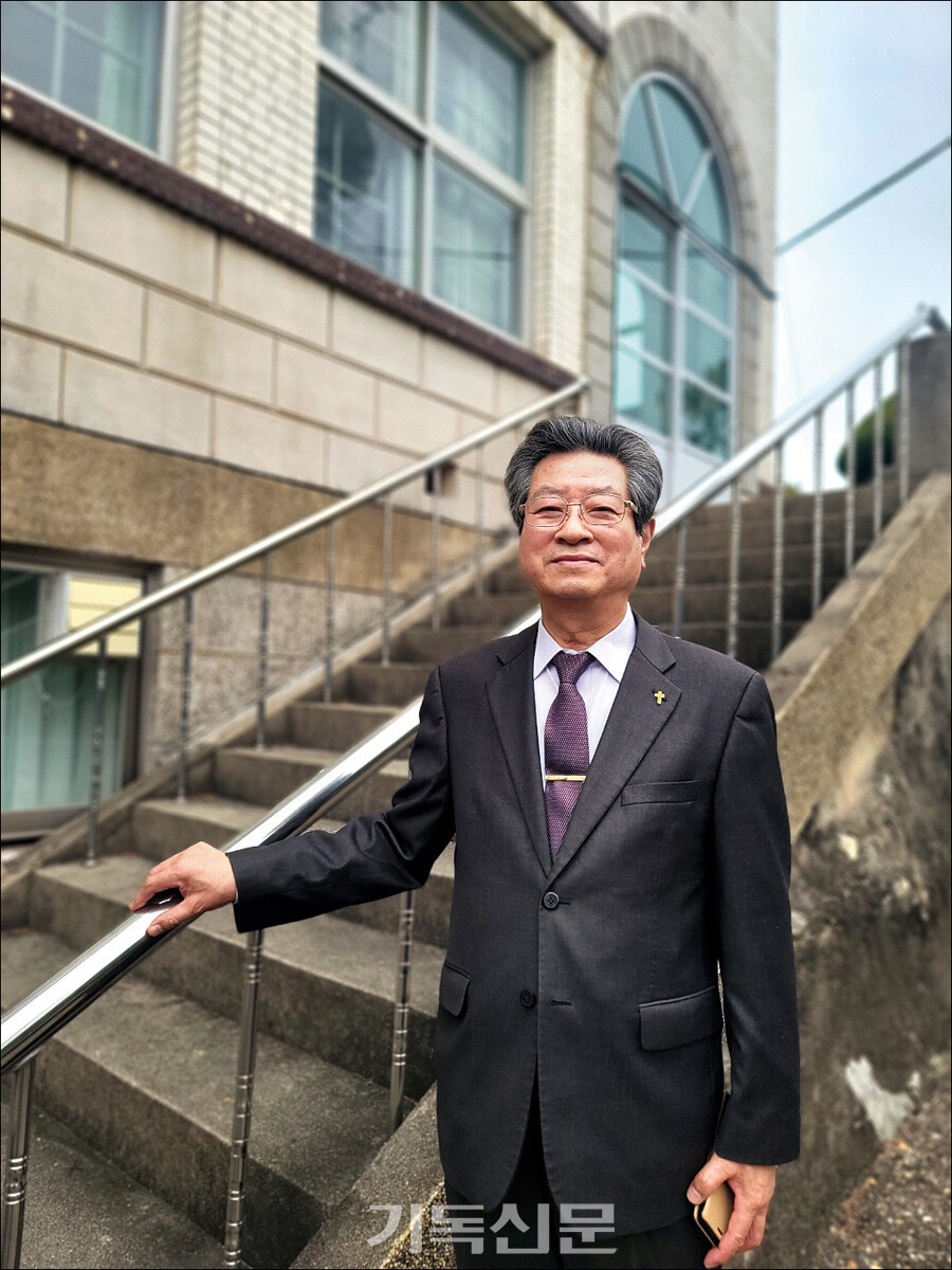 자신이 담임하는 소록도연합교회 앞에 서 있는 김선호 목사의 모습. 김 목사는 소록도연합교회 14년을 비롯해서 52년 목회 일생 중 30년 가까이 한센인들과 동고동락했다. 4월 정년퇴임할 예정인 김 목사는 자신이 떠나더라도 소록도를 기억하고 기도해 달라고 당부했다