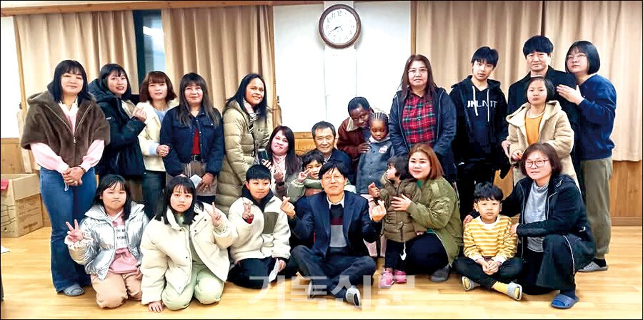 필리핀 베트남 나이지리아 중국 캄보디아 등 다섯 국가 출신의 이주민 성도들은 쉼터다문화교회를 이루며 한국인 성도들과 행복한 공동체를 이루어간다.
