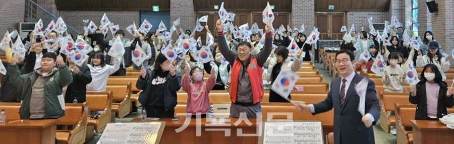 군산구암교회 주최 3·1운동 그리기 글짓기 대회에 참가한 어린이들이 만세삼창을 하는 모습.