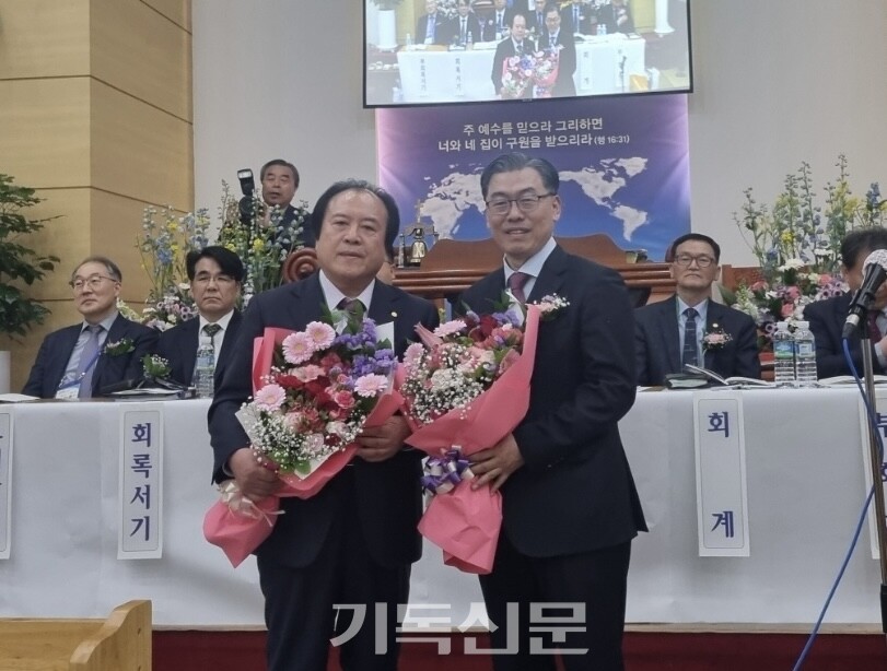 대경노회가 제196회 정기회를 열고, 장로부총회장 후보에 홍석환 장로(왼쪽)를 추천 결의하기로 했다. 홍석관 장로가 신임 노회장 정도영 목사와 함께 기념 촬영하고 있다.
