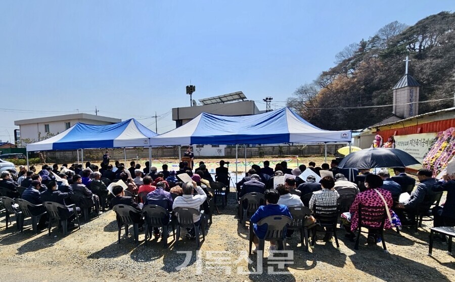 예배당 전소 4개월만에 화양중앙교회는 기적처럼 새 예배당 건축을 시작했다. 화양중앙교회 고상만 목사와 성도들이 예배당 복구에 적극 나선 충청노회 회원들과 총회 임원 및 기관 대표들과 새 예배당 터에서 기공예배를 드리고 있다.