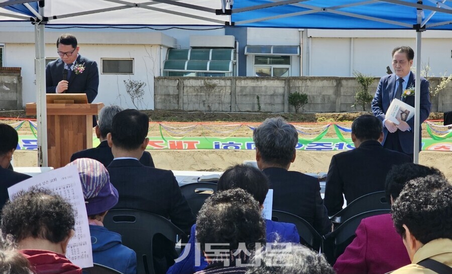 화양중앙교회 화재 피해 이후 수차례 현장을 방문해 성도들을 위로하고 지원했던 총회부총회장 김형곤 장로가 기공예배에서 교회회복을 위해 기도하고 있다. 