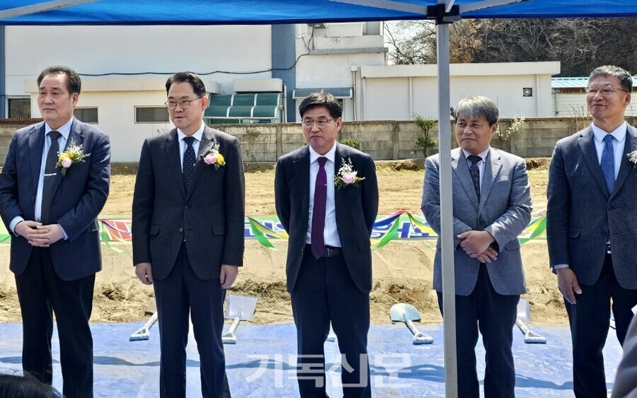 충청노회 대책위원회 안영규 위원장과 임원들이 참석한 총회와 기관 대표들에게 인사하고 있다.