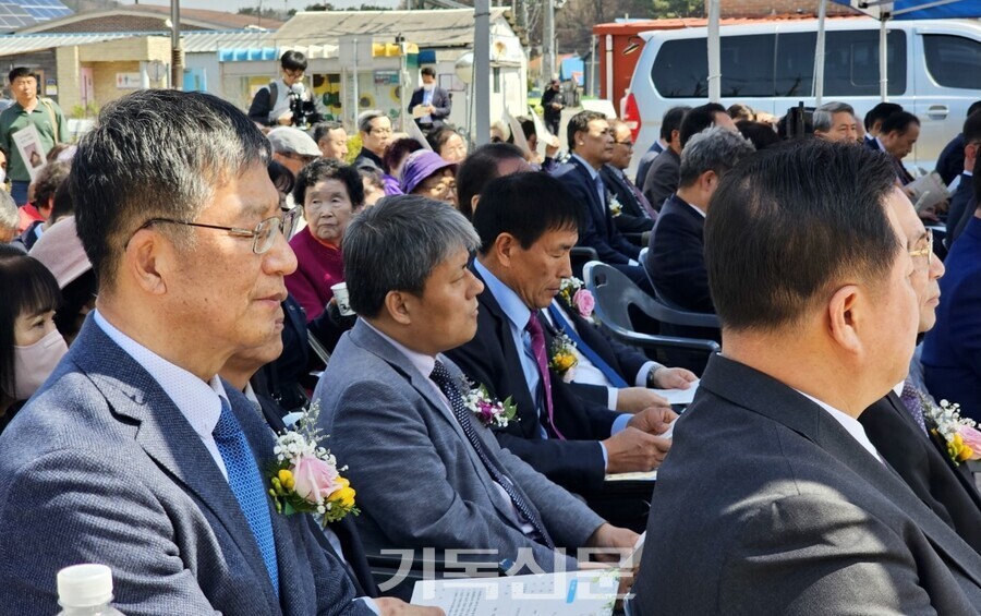 화양중앙교회 고상만 목사(사진 왼쪽)와 성도들이 7일 예배당 복구에 적극 나선 충청노회 회원들과 총회 임원 및 기관 대표들과 새 예배당 터에서 기공예배를 드리고 있다.