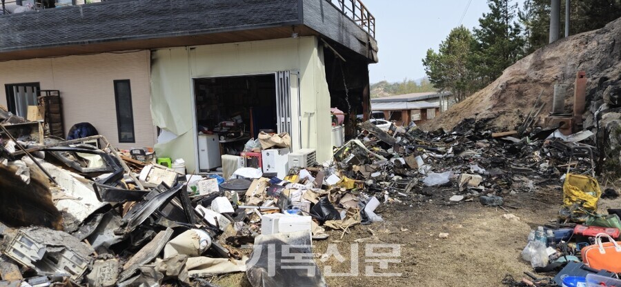 김제신 목사 사택이 화재로 사실상 전소 피해를 입었다. (사진제공=김제신 목사)