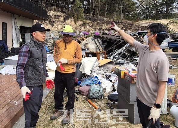 김제신 목사(사진 오른쪽)가 사택 화재 피해를 입었다는 소식을 듣고 금산 지역 목회자들이 달려와 철거작업을 도와주고 있다. (사진제공=김제신 목사)