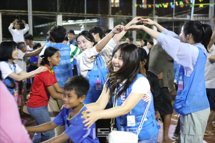 고현교회는 다음세대 선교 동원에 선례를 보여준다. 파송선교사 네 가정 전부 교회 출신으로 선교사를 양성하는 교회다. 1994년부터 전개한 청년 단기선교를 통해 선교사를 키우고 있다. 고현교회 청년들이 선교 현장에서 현지 아이들과 어울리며 찬양하고 있다.