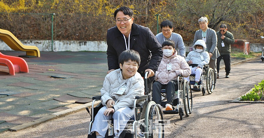 올해 부활절이었던 4월 셋째 주는 장애인주일이기도 했다. 2025년 한국교회에서 장애인들은 한 명의 성도로서 함께해 나가고 있을까, 아니면 여전히 시혜의 대상으로 인식되고 있을까. 고민과 성찰이 필요한 시점이다. 사진은 공간을 공유하는 주님의교회와 홀트교회의 장애인, 비장애인 교인들이 함께 어우러져 예배하기 위해 발걸음을 옮기고 있다.