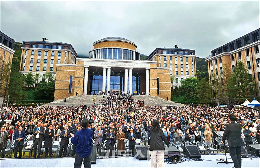 부산기독교총연합회와 부산성시화운동본부 등 4개 단체가 함께 개최한 부활절 연합 예배가 진행 중이다.