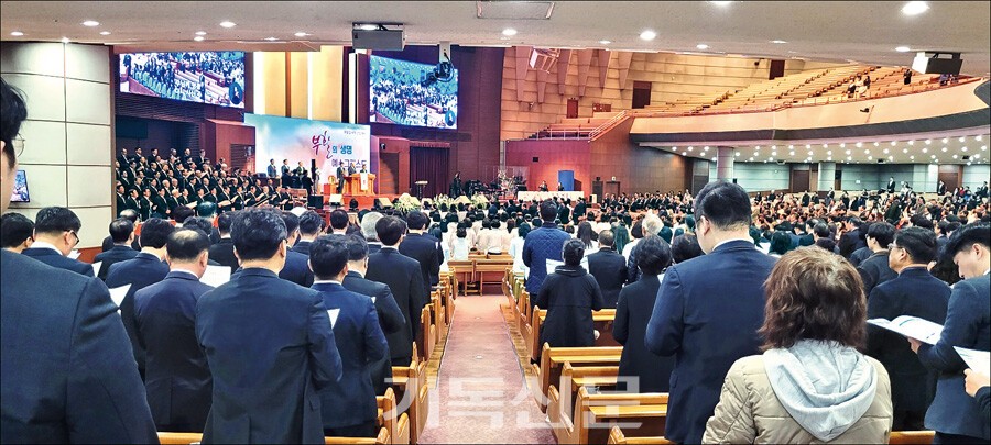 인천광역시기독교총연합회가 주최한 부활주일연합예배에서 참석자들이 함께 부활의 기쁨을 찬양하고 있다.