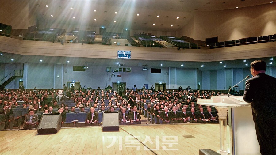 대전광역시 2500여 교회 목회자와 성도들이 20일 한남대 성지관에서 부활절연합예배를 드리고 있다.