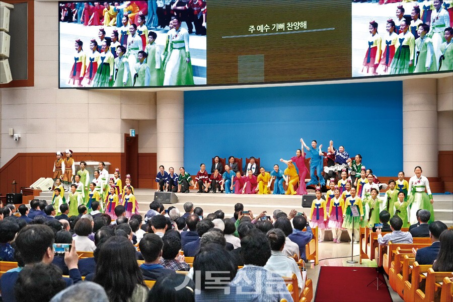 광주광역시부활절연합예배에서 광주극동방송 어린이합창단이 축하공연을 하는 모습.