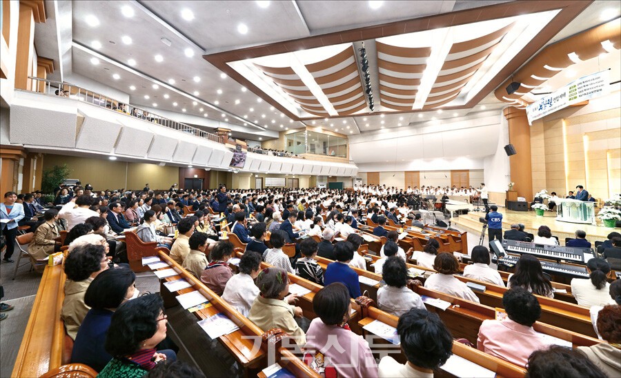 목포시부활절연합예배에서 전체 참석자들이 부활찬송을 부르고 있다.