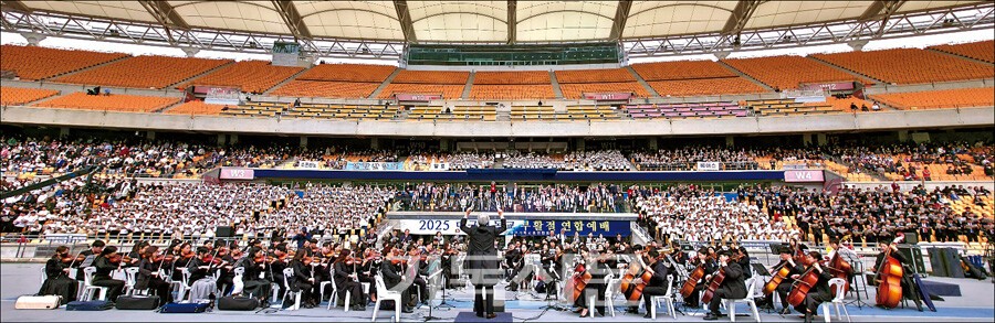 대구기독교총연합회가 대구스타디움에서 주최한 부활절 연합예배에서 부활절 특별 연주가 진행되고 있다.⑧전주시부활절연합예배에서 박종숙 목사가 ‘새로운 피조물’이라는 제목으로 설교하고 있다.