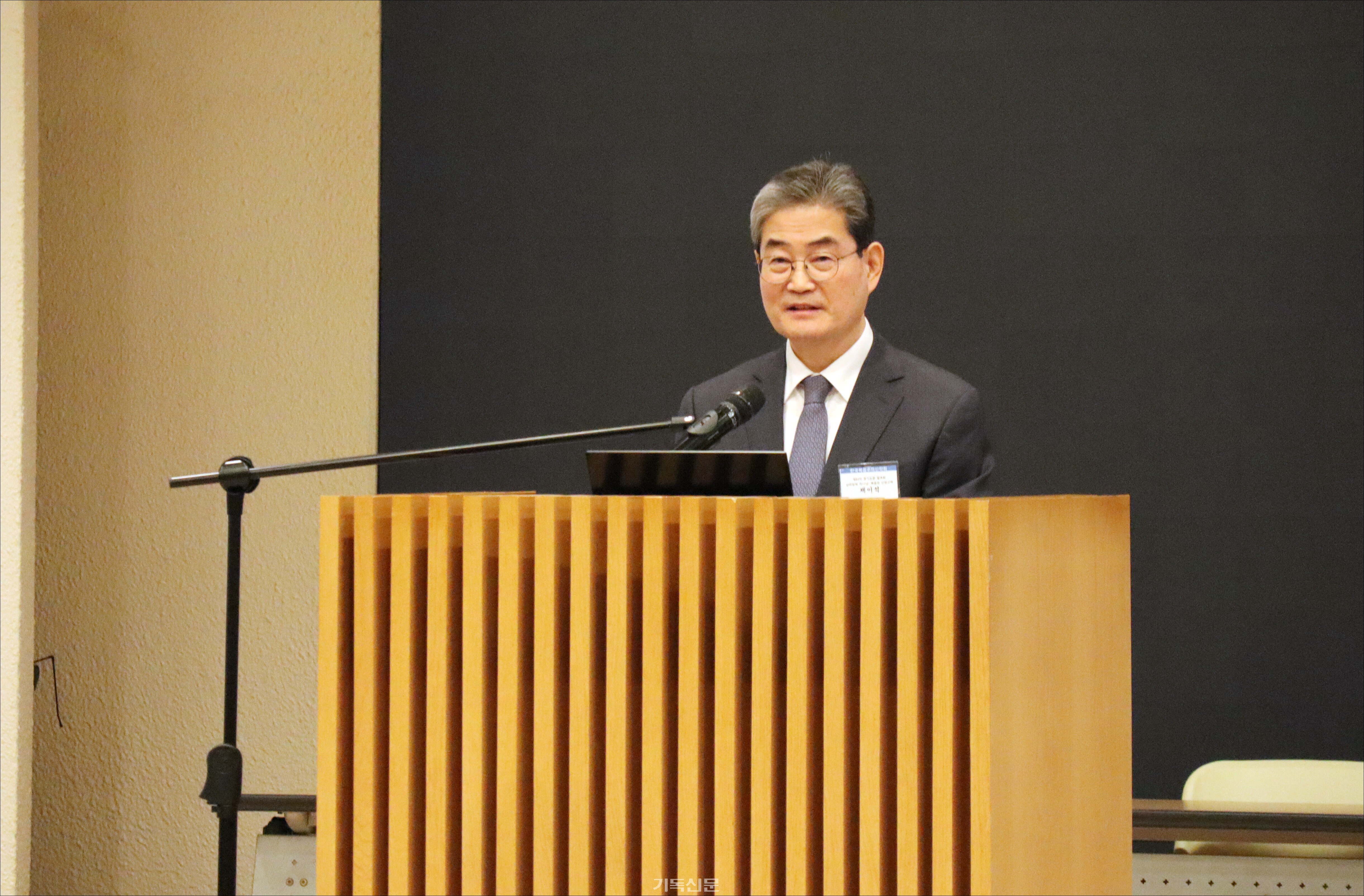 채이석 박사(비전교회) ‘니케아 신경’을 중심으로 ‘동방교회의 신화(神化) 개념에 대한 비판적 고찰과 보편신앙고백의 가능성’에 대해 발표하고 있다.