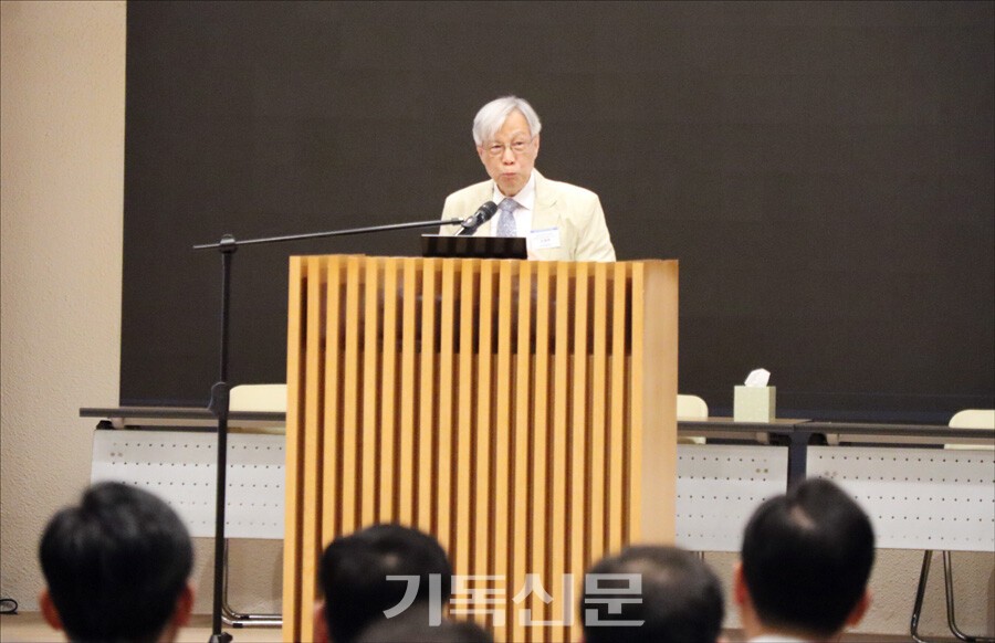 김광채 박사(개신대학원대학교 전 총장)가 ‘삼위 하나님:복음과 신앙고백’이라는 제목의 강연하고 있다.