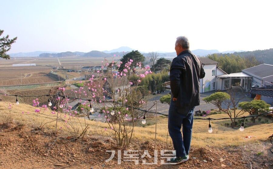김기중 목사와 이주순 사모는 사재를 털어 충남 서천에 터를 마련하고, 지난 3년 동안 농어촌 은퇴 목회자들을 위한 공동체를 일궜다. 김기중 목사가 옹기종기에서 금강하구와 넓은 논밭을 조망하고 있다.