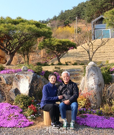 일터공동체 옹기종기를 일군 김기중 목사와 이주순 사모가 진행한 사역을 설명하고 있다.