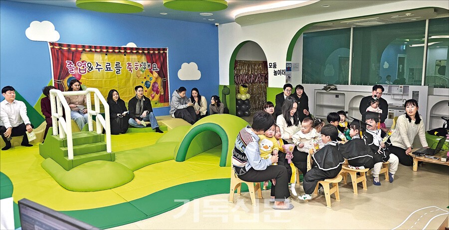 2025년 1월 개관한 후암교회의 서울형 키즈카페는 4개월째 운영을 이어가며, 현재 30여 곳의 유치원·어린이집과 협력하고 있다. 관계자들은 지역 기관들을 향해 교회가 공간을 개방하고, 공유할 수 있다는 점에서 교회 공간의 긍정적인 발전방향이 될 수 있다고 제언한다.