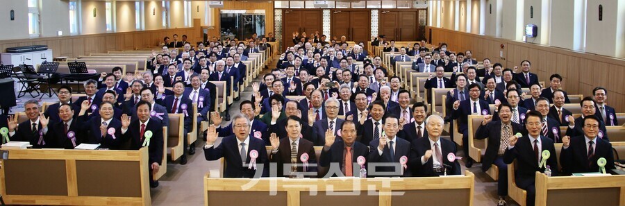 중부협의회가 설립 30주년을 맞아 5월 2일 대전 판암장로교회에서 감사예배를 드렸다. 30년 전 중부협 설립에 중추 역할을 한 김준규 황승기 증경총회장(가운데 맨 앞줄)을 비롯해 협의회 출신 총회임원들이 후배 목회자 장로들과 함께 기념행사를 갖고 있다.