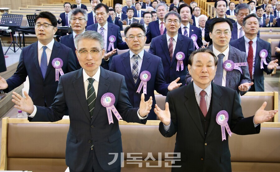 중부협의회는 30주년을 기념하며 협의회를 이끈 선배들에게 감사하고, 역사를 이어갈 후배들을 축복했다. 신임 노회장들이 회원들의 축복을 받고 있다.