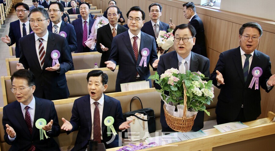 중부협의회는 30주년을 기념하며 협의회를 이끈 선배들에게 감사하고, 역사를 이어갈 후배들을 축복했다. 신임 노회장들이 회원들의 축복을 받고 있다.