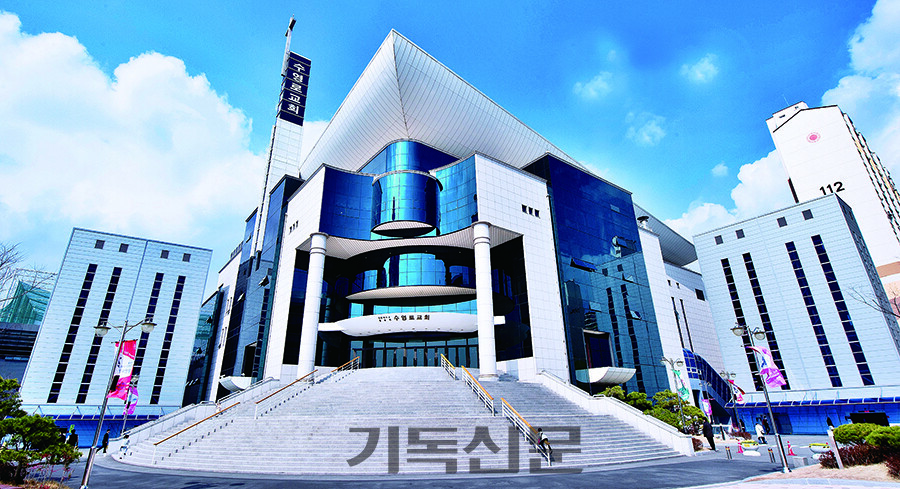 제62회 전국목사장로기도회가 13일 부산 수영로교회(사진)에서 막이 오른다. 이번 목사장로기도회는 △부부 참석 △수요예배 개최 △개회 전 부대행사 진행 △5000만원 상당의 경품 추첨 등의 새로운 시도를 하는데, 긍정적인 효과나 나올지 지켜볼 필요가 있다.