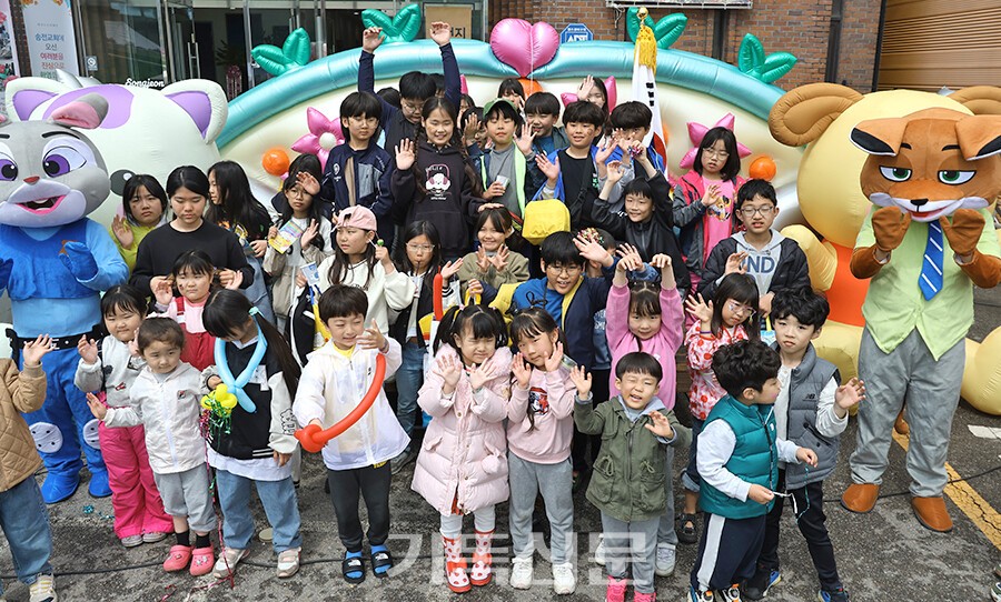 5월을 맞아 교회들이 어린이날 축제를 시작으로 가정의 달 행사를 시작했다. 다음세대와 지역섬김의 차원에서 진행하는 가정 관련 행사들은 그 자체로 의미를 갖는다. 전문가들은 한국교회가 한걸음 더 나아가 진정한 의미의 가정사역을 펼쳐야 한다고 말했다. 가정사역을 프로그램으로 여기지 말고, 성도의 삶 전체를 총체적으로 이해하고 양육하는 관점으로 가정사역을 바라봐야 한다고 조언했다. 용인 송전교회(권준호 목사)는 해마다 예배당 앞마당과 주차장에 먹거리와 놀거리를 마련하고 지역의 어린이와 부모들이 위해 ‘연두 어린이 꿈 축제’를 개최하고 있다. 어린이들이 축제에서 동물인형들과 함께 사진을 찍고 있다. 권남덕 기자 photo@kidok.com