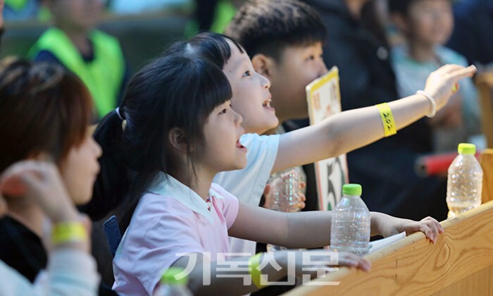 목포어린이대잔치에 참가한 어린이와 부모들이 공연을 지켜보며 행복한 표정을 짓고 있다.