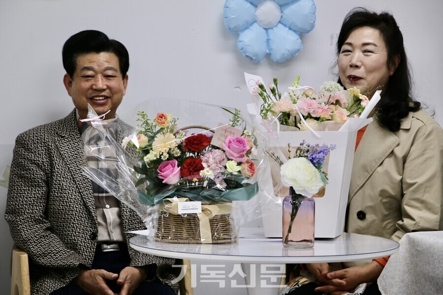 김종준 목사와 서인숙 사모가 스승의날을 맞아 꽃동산형제회 목회자들에게 축하를 받고 있다.