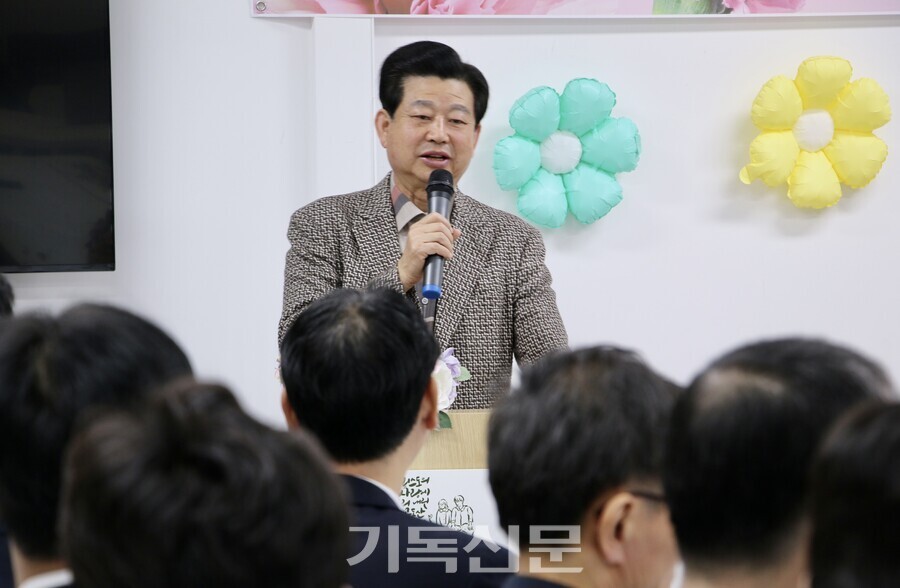김종준 목사가 제자에서 동역자로 성장한 꽃동산형제회 목회자들에게 고마운 마음을 전하고 있다.