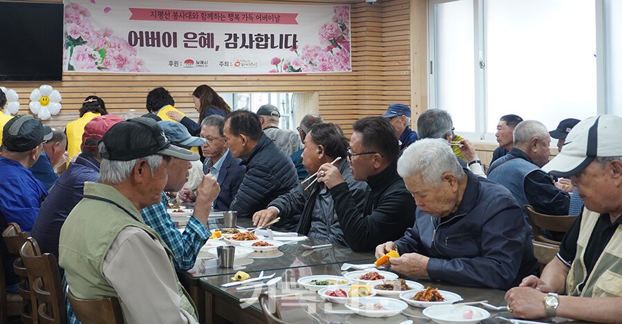 김제사회복지관이 어버이날을 맞이해 개최한 ‘효사랑 나눔행사’에서 지역 노인들을에게 따뜻한 점심식사를 대접하고 있다.